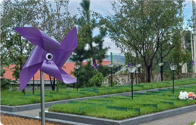 자유롭게 뛰놀 수 있는 야외 추모 공간